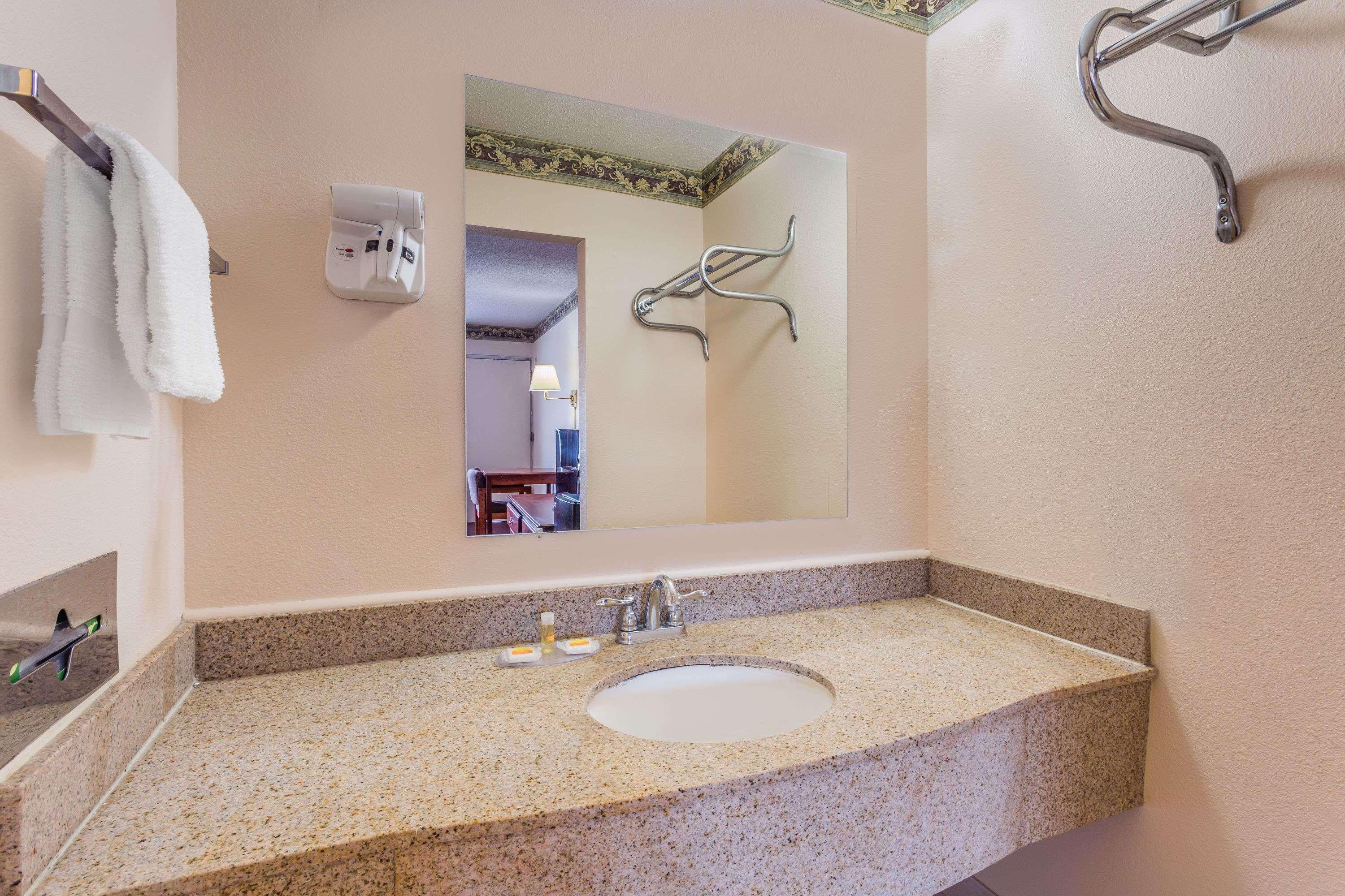 Days Inn By Wyndham Ashland Bagian luar foto